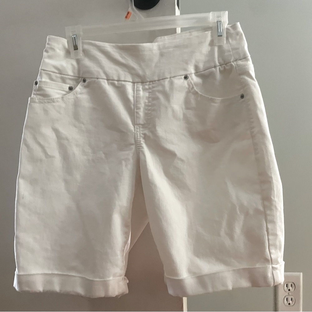 Very cute white denim shorts
